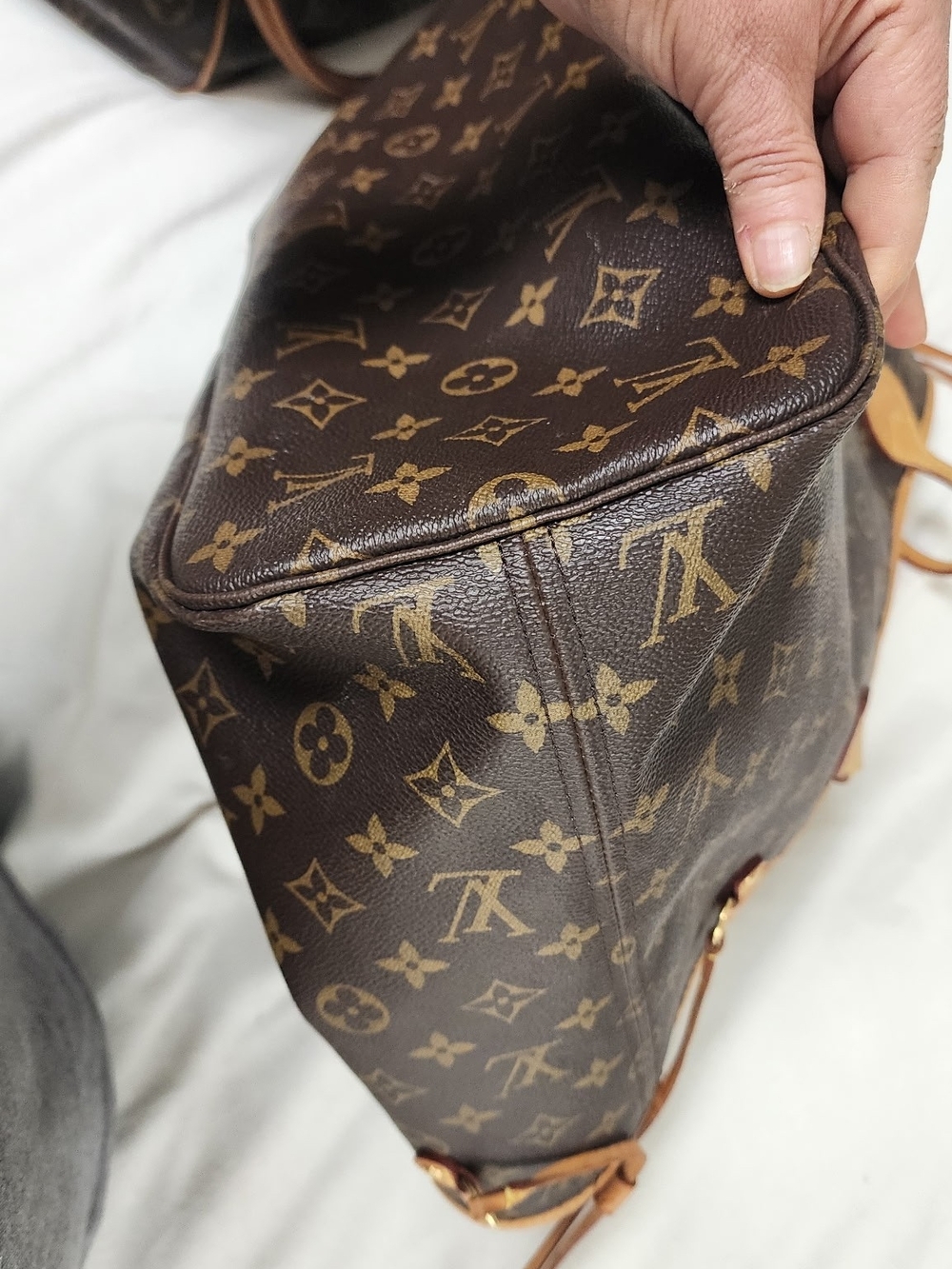 Louis Vuitton MM Monogram Canvas Neverfull Tote in Brown/Tan - Picture 15 of 16